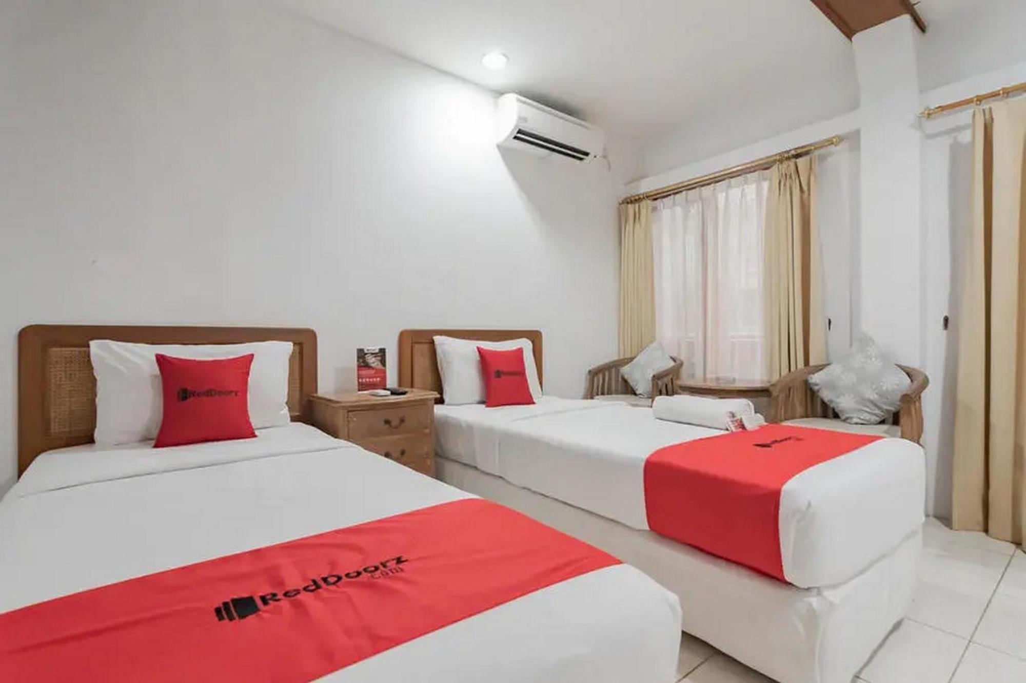 Reddoorz At Arwiga Hotel Near Rs Hasan Sadikin Bandung Bagian luar foto