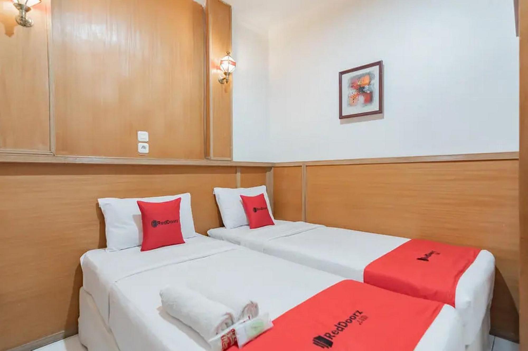 Reddoorz At Arwiga Hotel Near Rs Hasan Sadikin Bandung Bagian luar foto
