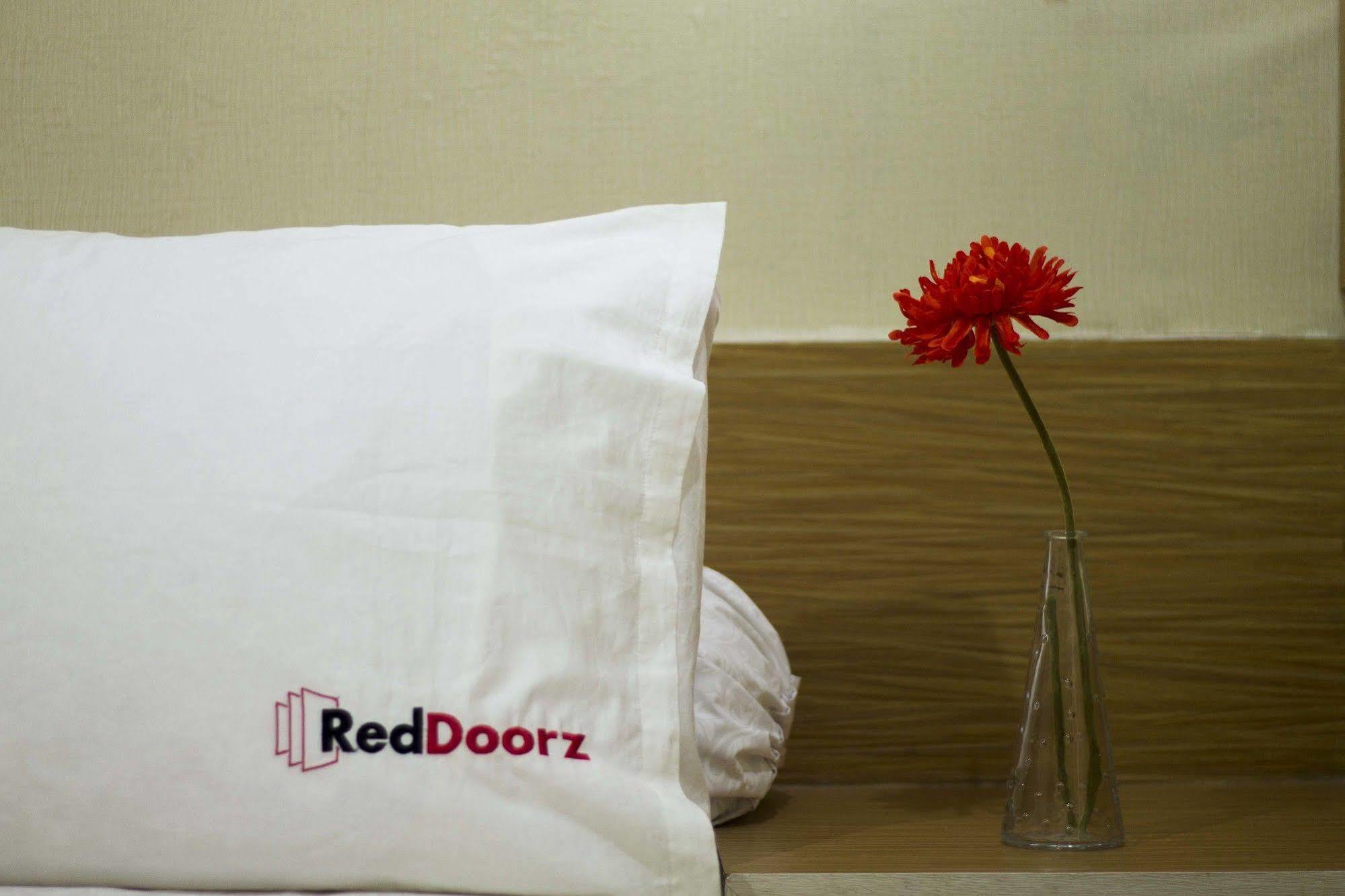 Reddoorz At Arwiga Hotel Near Rs Hasan Sadikin Bandung Bagian luar foto